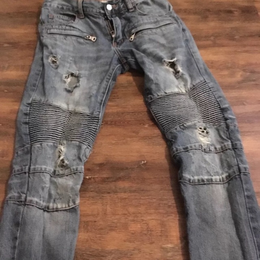 Ripped skinny jeans